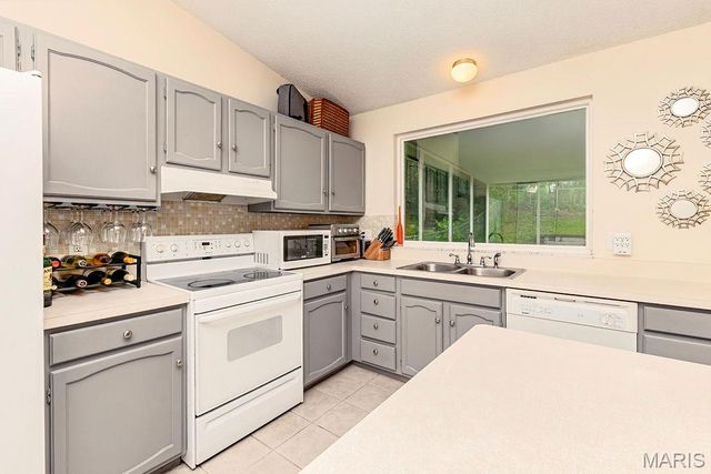 4477 Roadside Lane, St Louis, MO 63128