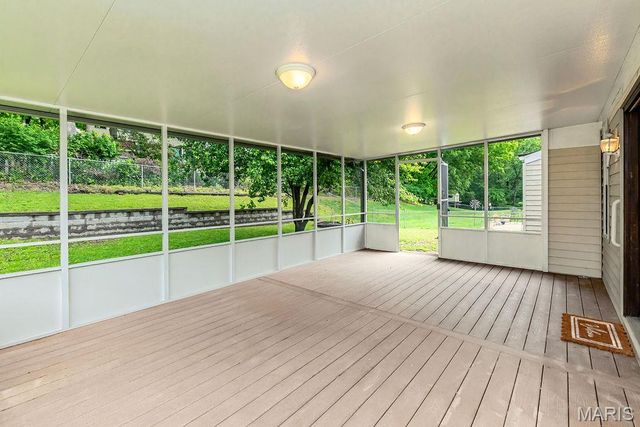 4477 Roadside Lane, St Louis, MO 63128
