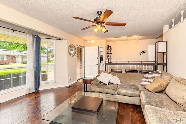4477 Roadside Lane, St Louis, MO 63128