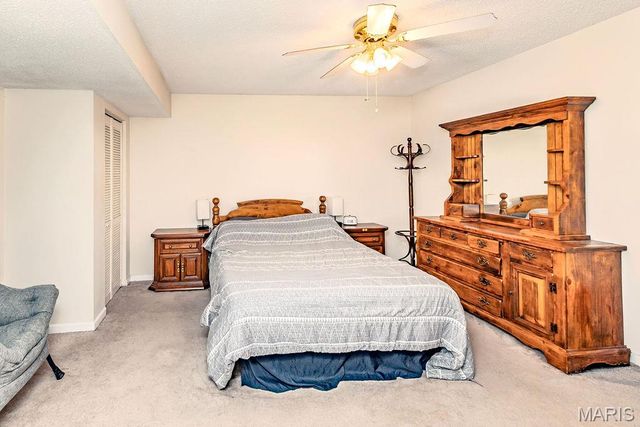 4477 Roadside Lane, St Louis, MO 63128