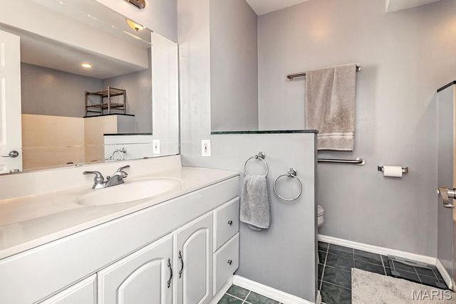 4477 Roadside Lane, St Louis, MO 63128