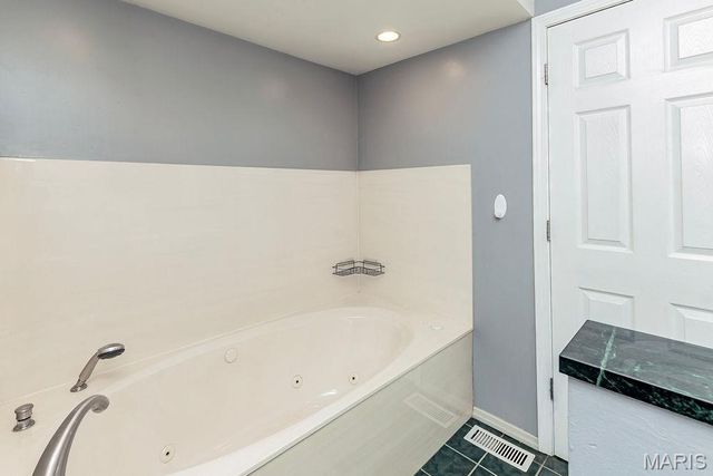 4477 Roadside Lane, St Louis, MO 63128