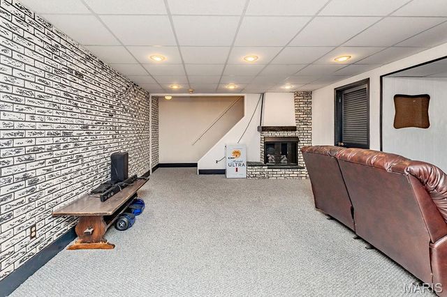4477 Roadside Lane, St Louis, MO 63128