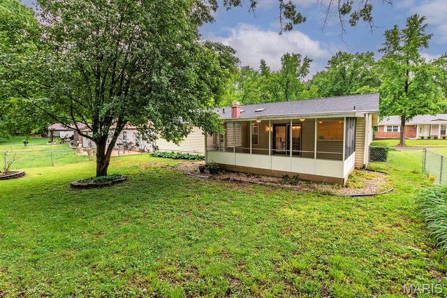 4477 Roadside Lane, St Louis, MO 63128