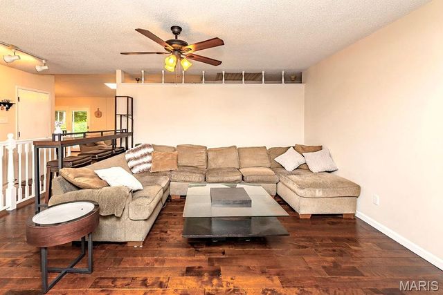4477 Roadside Lane, St Louis, MO 63128
