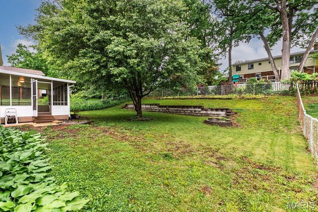 4477 Roadside Lane, St Louis, MO 63128