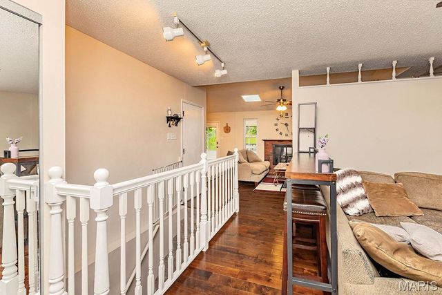4477 Roadside Lane, St Louis, MO 63128