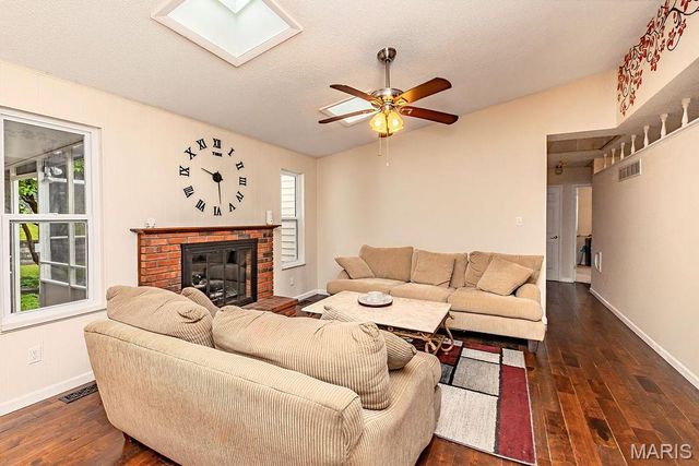 4477 Roadside Lane, St Louis, MO 63128
