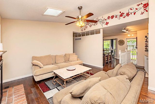 4477 Roadside Lane, St Louis, MO 63128