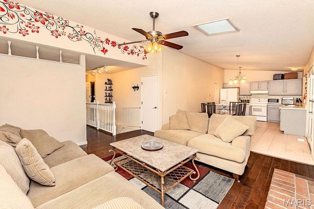 4477 Roadside Lane, St Louis, MO 63128