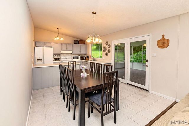 4477 Roadside Lane, St Louis, MO 63128