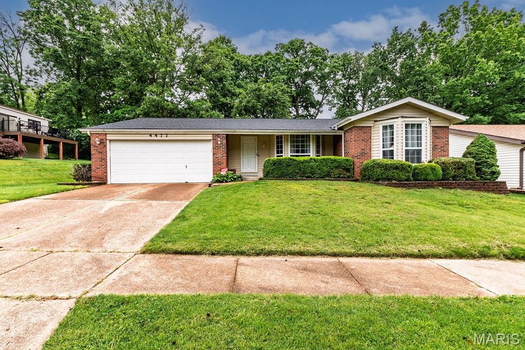 4477 Roadside Lane, St Louis, MO 63128