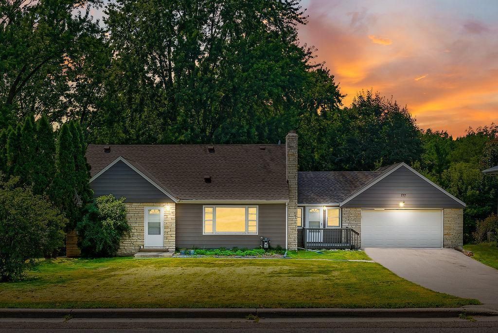 2777 Oxford Street N, Roseville, MN 55113