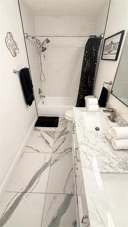 Image 7 of property listing at 7102 HOLLOWELL DRIVE, Tampa, FL 33634