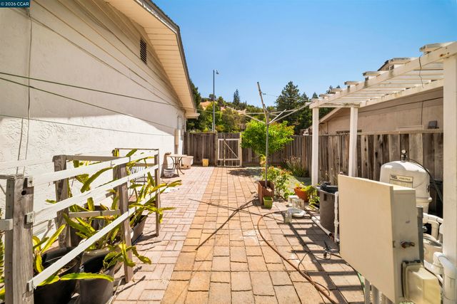 732 Moraga Rd, Moraga, CA 94556