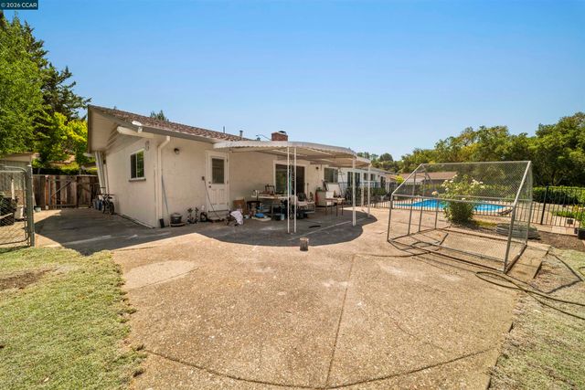 732 Moraga Rd, Moraga, CA 94556