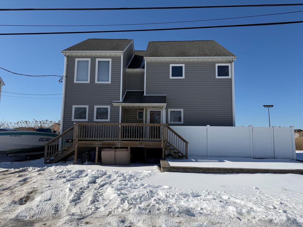 891 S Bay Street, Lindenhurst, NY 11757