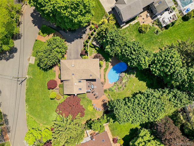 6 Paula Street, East Northport, NY 11731