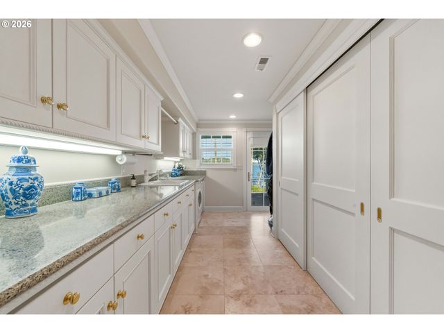 -1 WOODLAND Ln, Florence, OR 97439