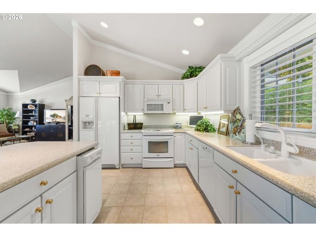 -1 WOODLAND Ln, Florence, OR 97439