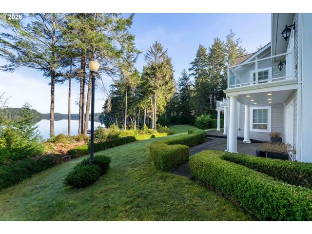 -1 WOODLAND Ln, Florence, OR 97439