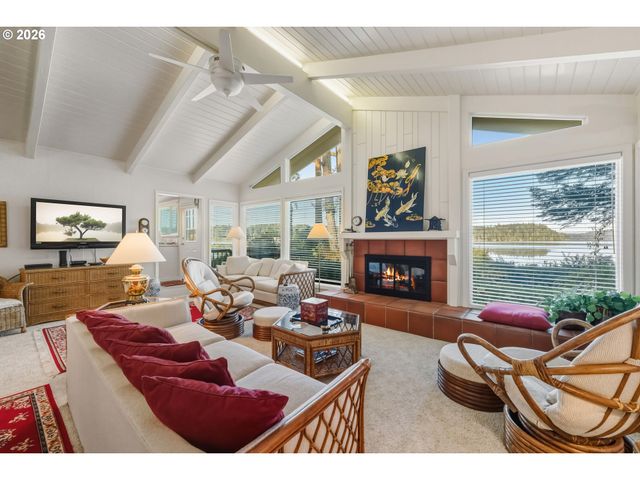 -1 WOODLAND Ln, Florence, OR 97439