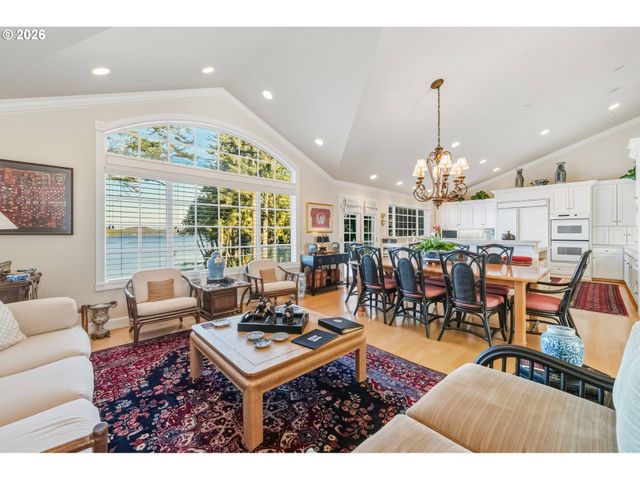 -1 WOODLAND Ln, Florence, OR 97439