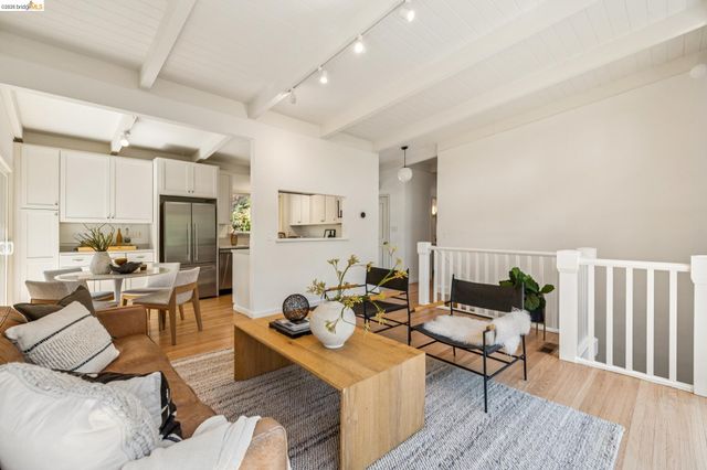 6680 Saroni Dr, Oakland, CA 94611
