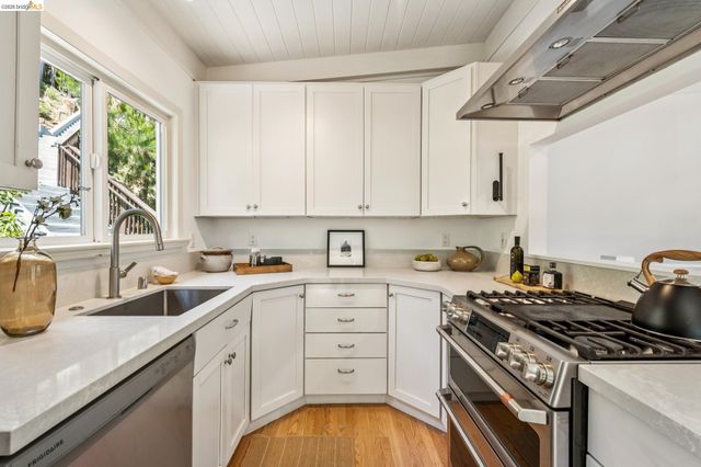 6680 Saroni Dr, Oakland, CA 94611