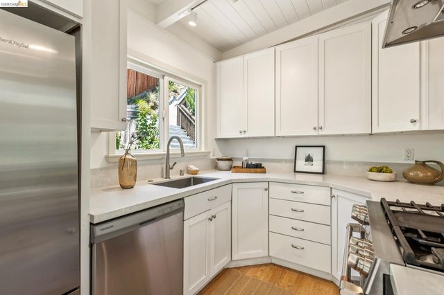 6680 Saroni Dr, Oakland, CA 94611