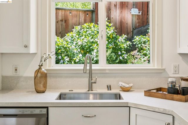 6680 Saroni Dr, Oakland, CA 94611