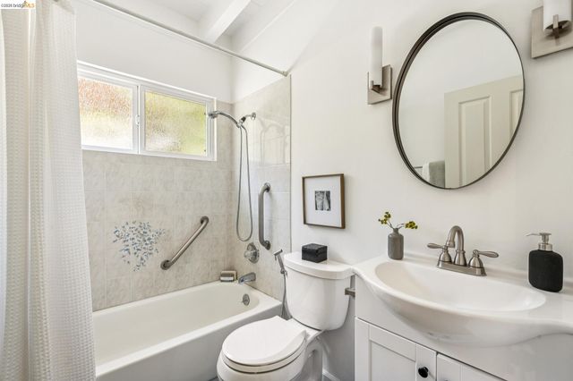6680 Saroni Dr, Oakland, CA 94611