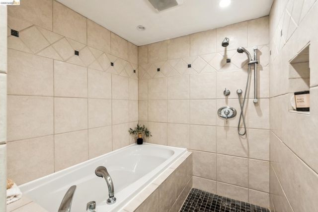 6680 Saroni Dr, Oakland, CA 94611