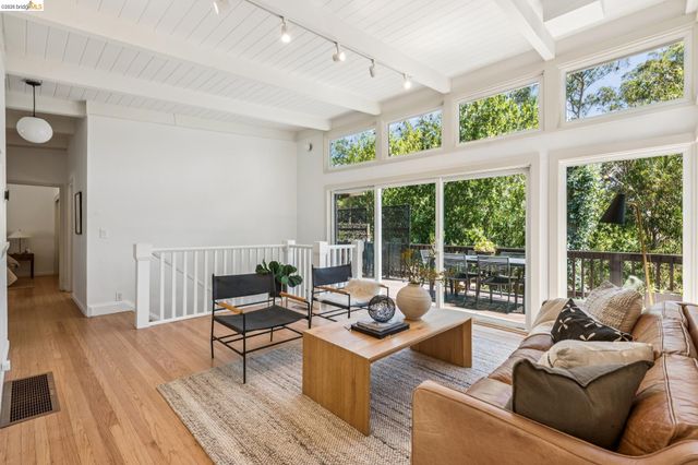 6680 Saroni Dr, Oakland, CA 94611