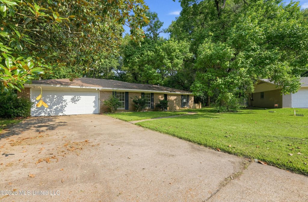 104 Roanwood Court, Clinton, MS 39056