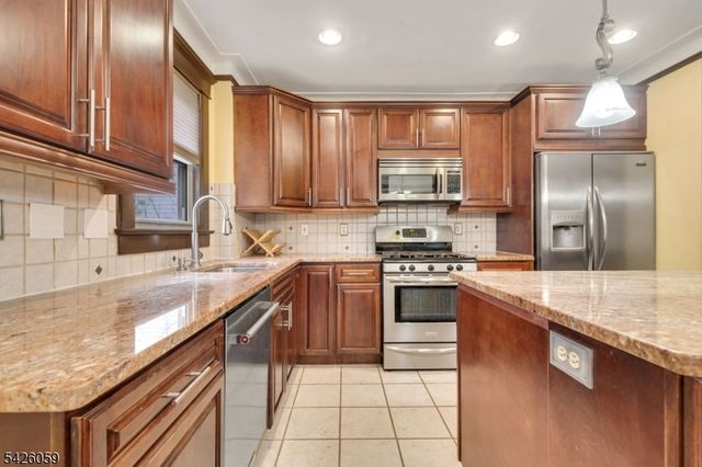 429 Palisade Ave, Cliffside Park Boro, NJ 07010