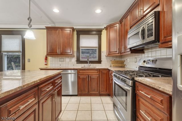 429 Palisade Ave, Cliffside Park Boro, NJ 07010