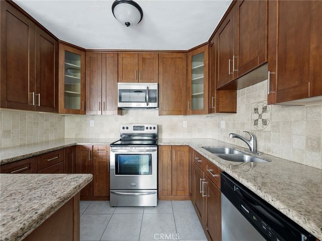 18547 Collins Street B24, Tarzana, CA 91356