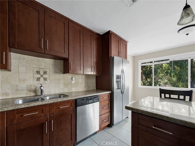 18547 Collins Street B24, Tarzana, CA 91356