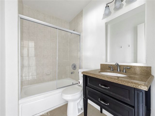 18547 Collins Street B24, Tarzana, CA 91356