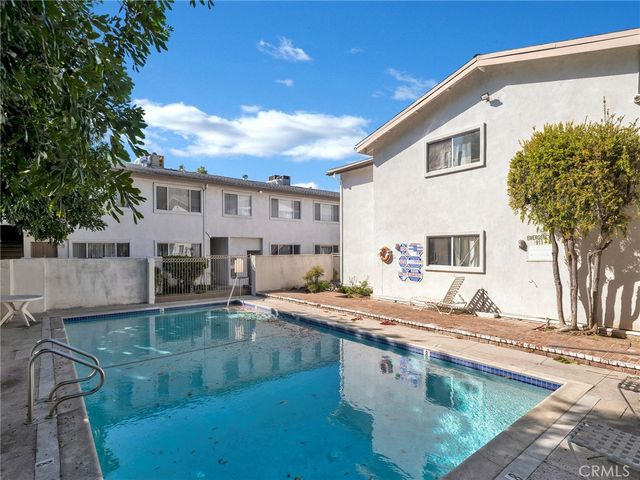 18547 Collins Street B24, Tarzana, CA 91356