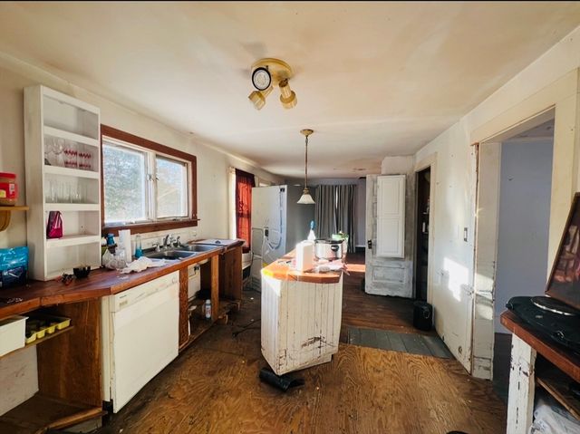 64 Hunters Brook Rd, Bourne, MA 02562