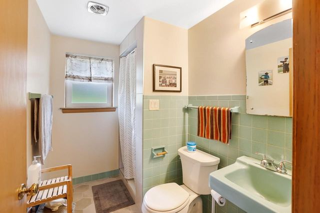 1620 Greenview DRIVE, Brookfield, WI 53045