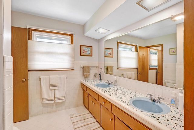 1620 Greenview DRIVE, Brookfield, WI 53045