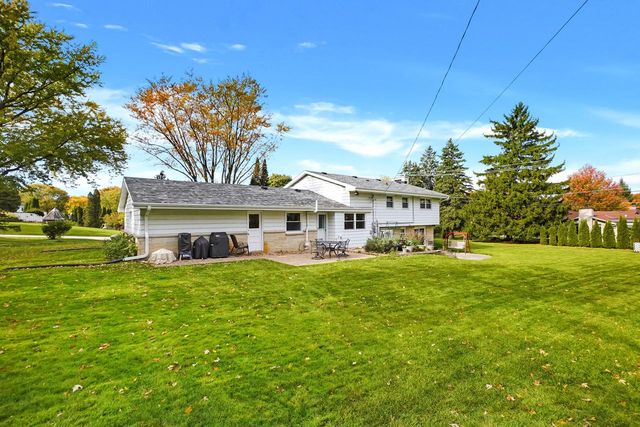 1620 Greenview DRIVE, Brookfield, WI 53045