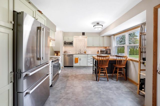 1620 Greenview DRIVE, Brookfield, WI 53045