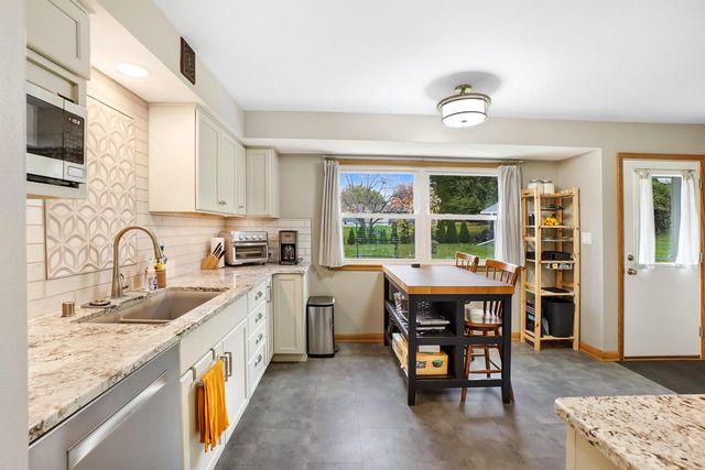 1620 Greenview DRIVE, Brookfield, WI 53045