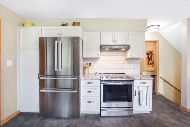 1620 Greenview DRIVE, Brookfield, WI 53045