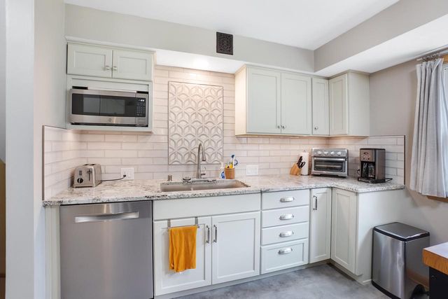 1620 Greenview DRIVE, Brookfield, WI 53045