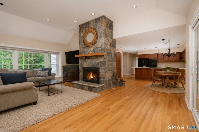 6 Valley Court, Bethel, CT 06801